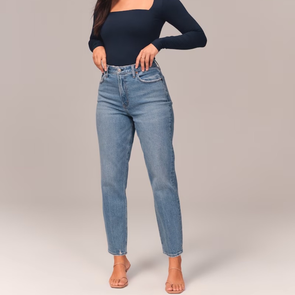 Abercrombie & Fitch The Mom High Rise Curve Love Jeans